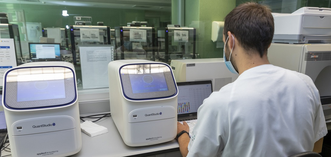 Esta imagen ilustra que: Son Espases dispone de una nueva técnica de PCR para detectar las variantes de preocupación del SARS-CoV-2