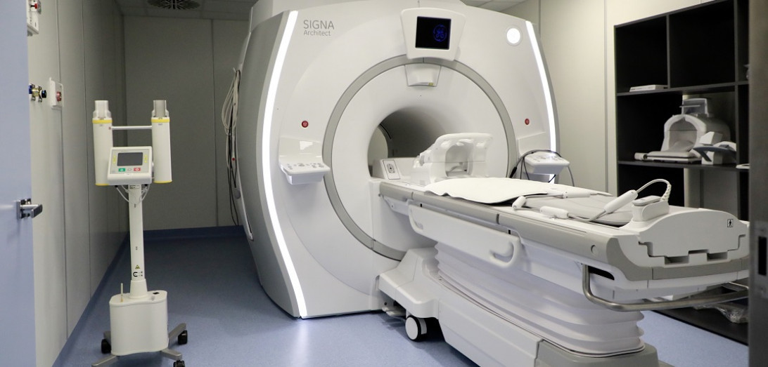 Esta imagen ilustra que: Son Espases incorpora una cuarta resonancia magnética que permite hacer nuevos procedimientos y mejora la experiencia del paciente