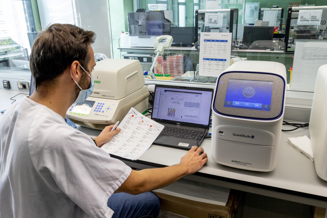 Esta imagen ilustra que: El laboratorio de Microbiología de Son Espases confirma un caso positivo de la variante ómicron