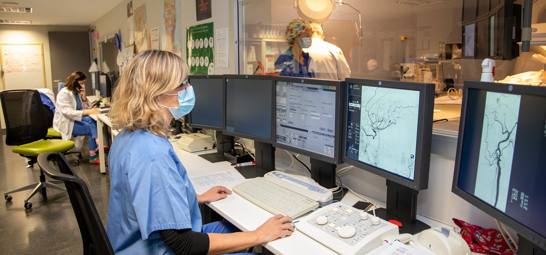 Esta imagen ilustra que: Son Espases realiza cada año más de 3.000 procedimientos de radiología intervencionista