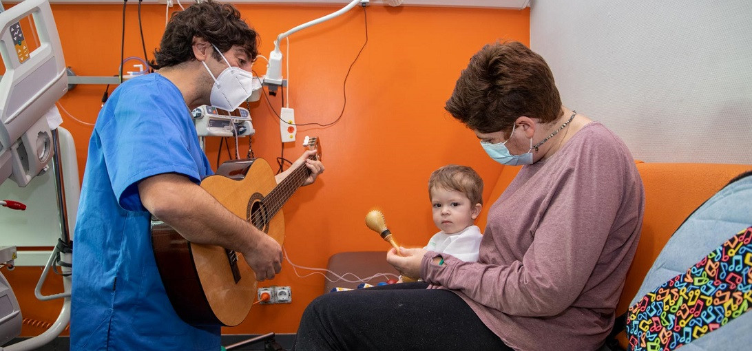 Esta imagen ilustra que: 157 niños ingresados en Son Espases se beneficiaron de la Musicoterapia durante el 2021