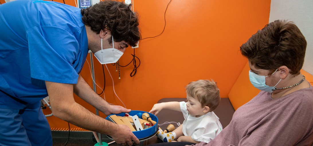 Esta imagen ilustra que: 157 niños ingresados en Son Espases se beneficiaron de la Musicoterapia durante el 2021