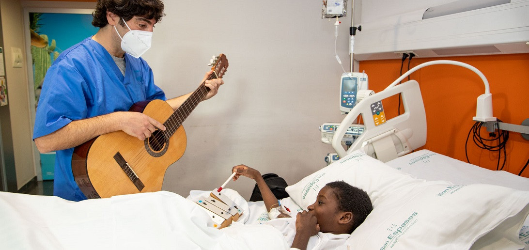 Esta imagen ilustra que: 157 niños ingresados en Son Espases se beneficiaron de la Musicoterapia durante el 2021