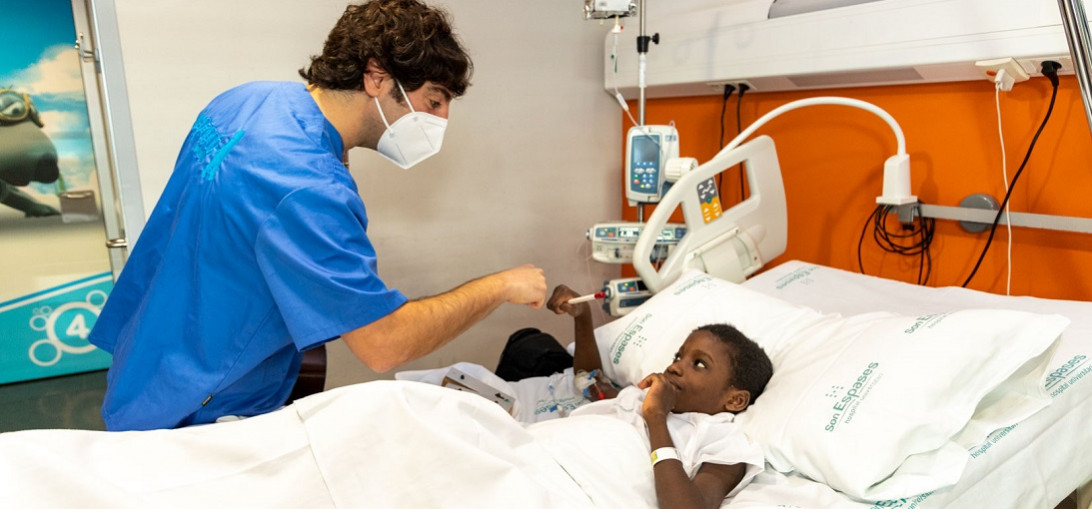 Esta imagen ilustra que: 157 niños ingresados en Son Espases se beneficiaron de la Musicoterapia durante el 2021