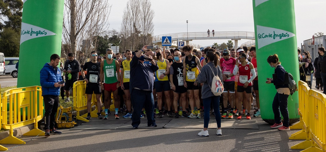 Esta imagen ilustra que: 420 corredors participen a la Cinquena Cursa Son Espases