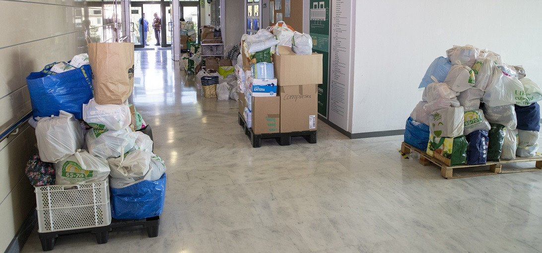 Esta imagen ilustra que: Son Espases recoge más de tres toneladas de alimentos y de productos de primera necesidad para el pueblo ucraniano