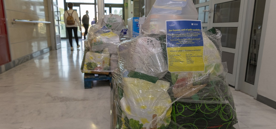 Esta imagen ilustra que: Son Espases recoge más de tres toneladas de alimentos y de productos de primera necesidad para el pueblo ucraniano