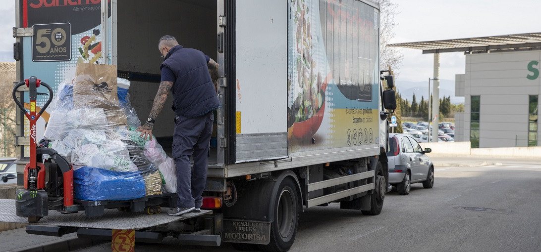 Esta imagen ilustra que: Son Espases recoge más de tres toneladas de alimentos y de productos de primera necesidad para el pueblo ucraniano