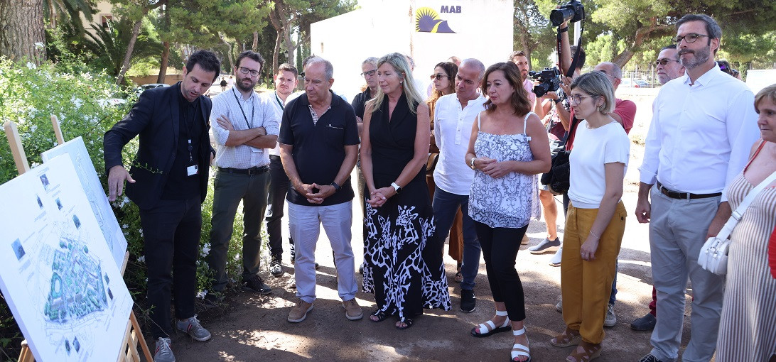 Esta imagen ilustra que: Empiezan las obras de urbanización del Parque Sanitario Bons Aires con el derribo de los muros del Hospital Psiquiátrico
