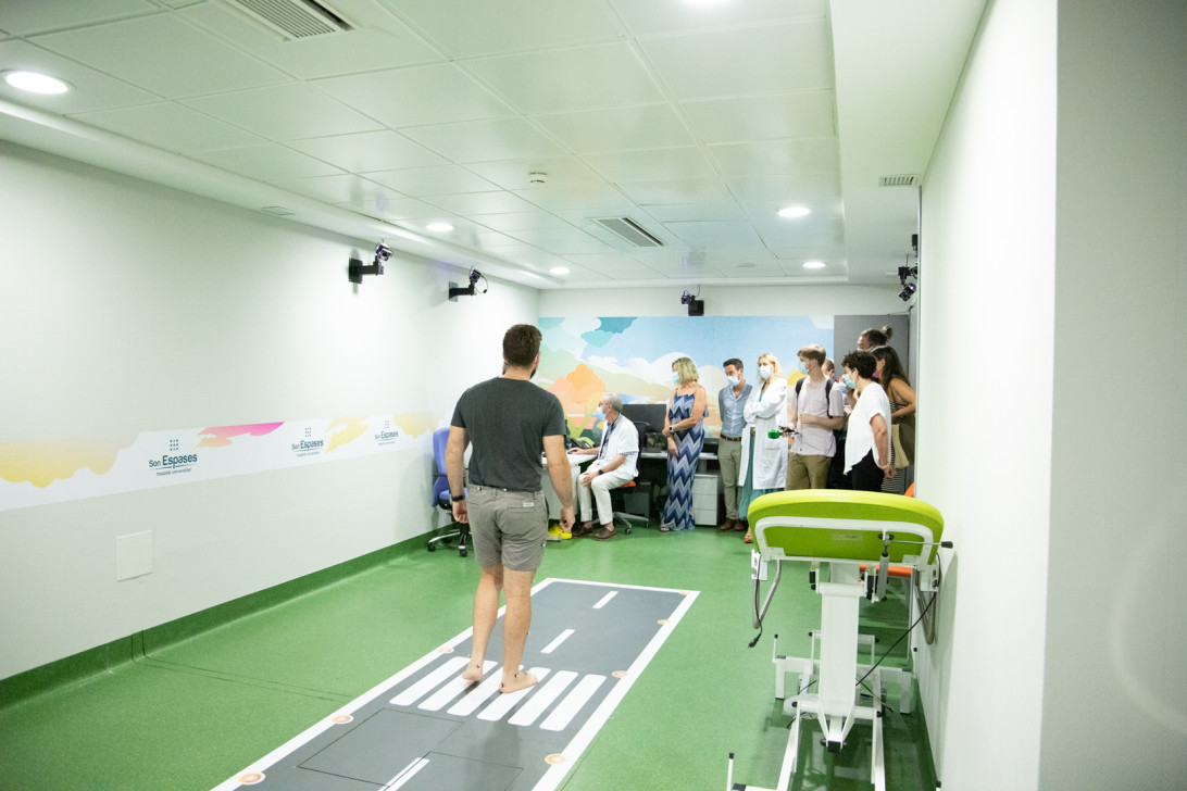 Esta imagen ilustra que: Son Espases y Vueling presentan el nuevo Laboratorio de Análisis de la Marcha, pionero en el estudio de enfermedades neuromusculares infantiles