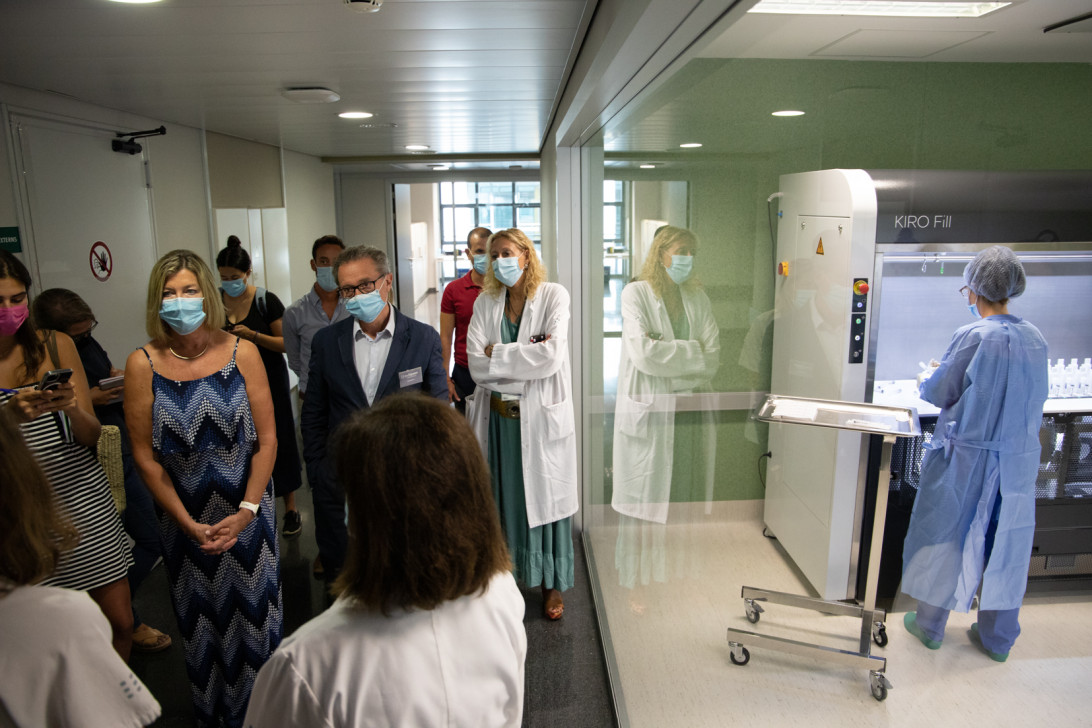 Esta imagen ilustra que: El Servei de Farmàcia incorpora un robot que prepara medicaments de forma automatitzada