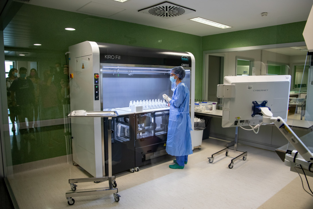 Esta imagen ilustra que: El Servei de Farmàcia incorpora un robot que prepara medicaments de forma automatitzada