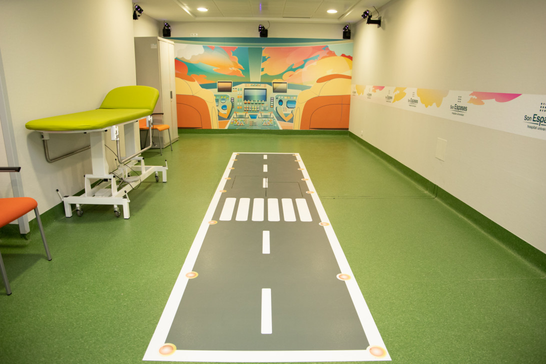 Esta imagen ilustra que: Son Espases y Vueling presentan el nuevo Laboratorio de Análisis de la Marcha, pionero en el estudio de enfermedades neuromusculares infantiles