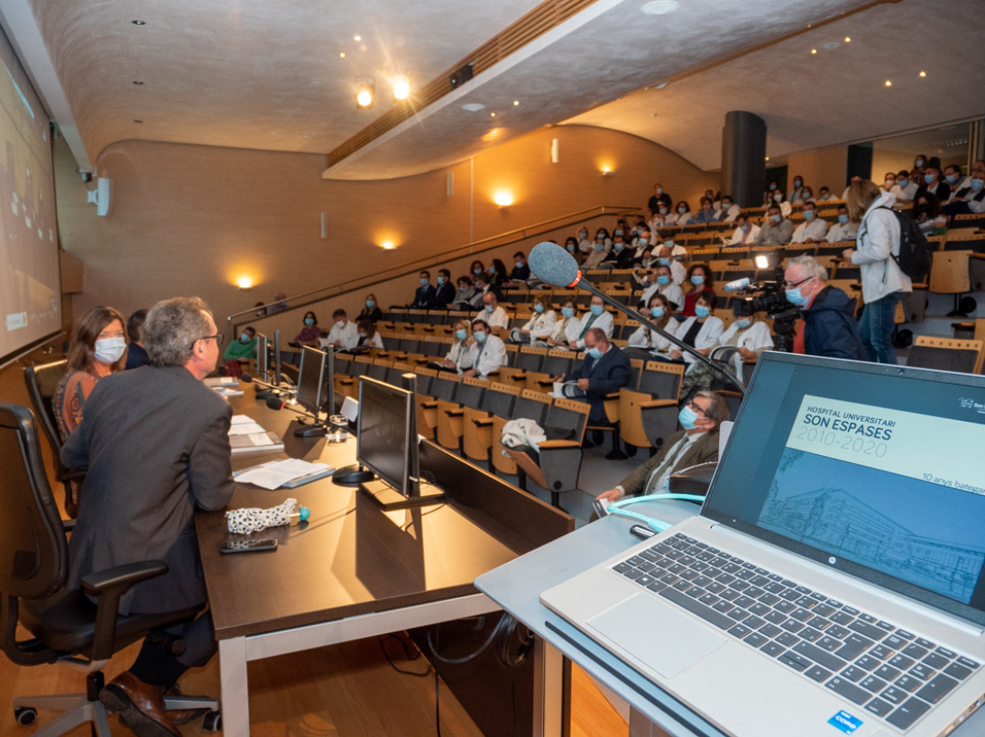 Esta imagen ilustra que: El Hospital Universitari Son Espases edita un libro conmemorativo de los primeros diez años en funcionamiento