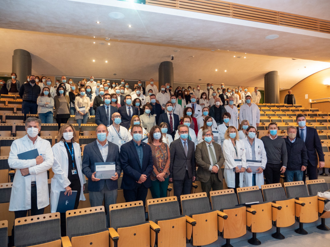 Esta imagen ilustra que: El Hospital Universitari Son Espases edita un libro conmemorativo de los primeros diez años en funcionamiento