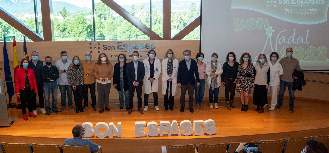 Esta imagen ilustra que: Son Espases rinde homenaje a los profesionales que se han jubilado este año