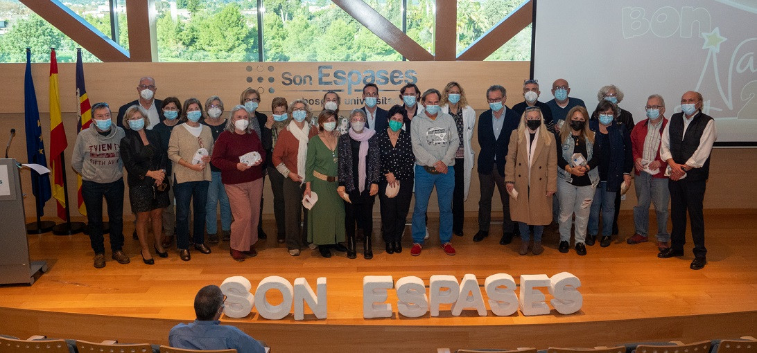 Esta imagen ilustra que: Son Espases rinde homenaje a los profesionales que se han jubilado este año