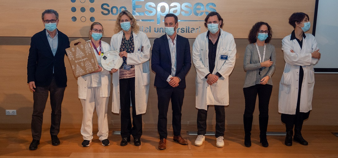 Esta imagen ilustra que: Son Espases rinde homenaje a los profesionales que se han jubilado este año