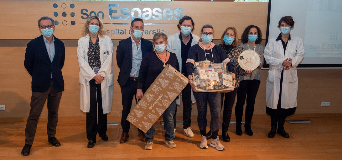 Esta imagen ilustra que: Son Espases rinde homenaje a los profesionales que se han jubilado este año