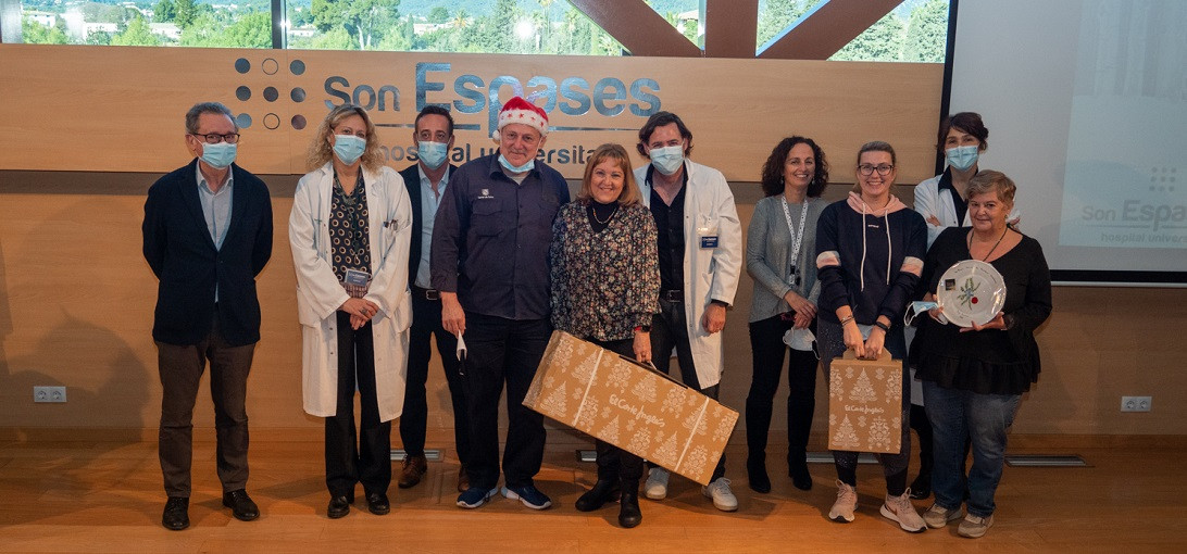 Esta imagen ilustra que: Son Espases rinde homenaje a los profesionales que se han jubilado este año