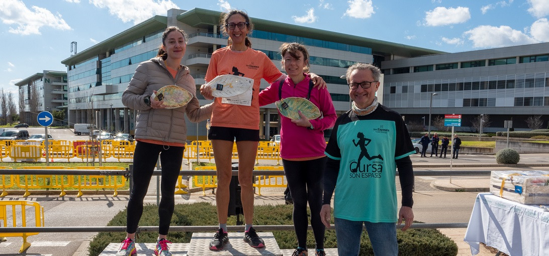 Esta imagen ilustra que: 451 corredores participan en la sexta Carrera Son Espases