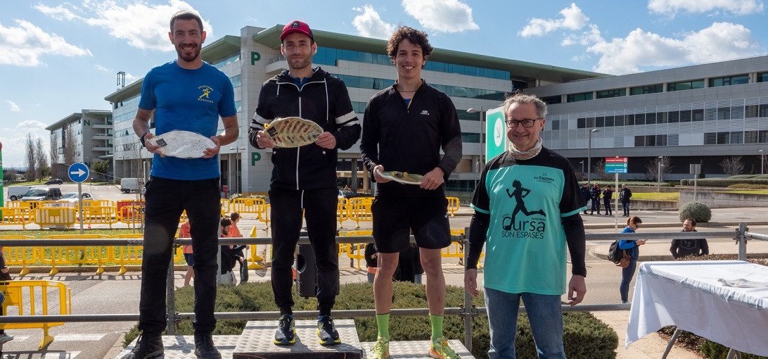 Esta imagen ilustra que: 451 corredores participan en la sexta Carrera Son Espases