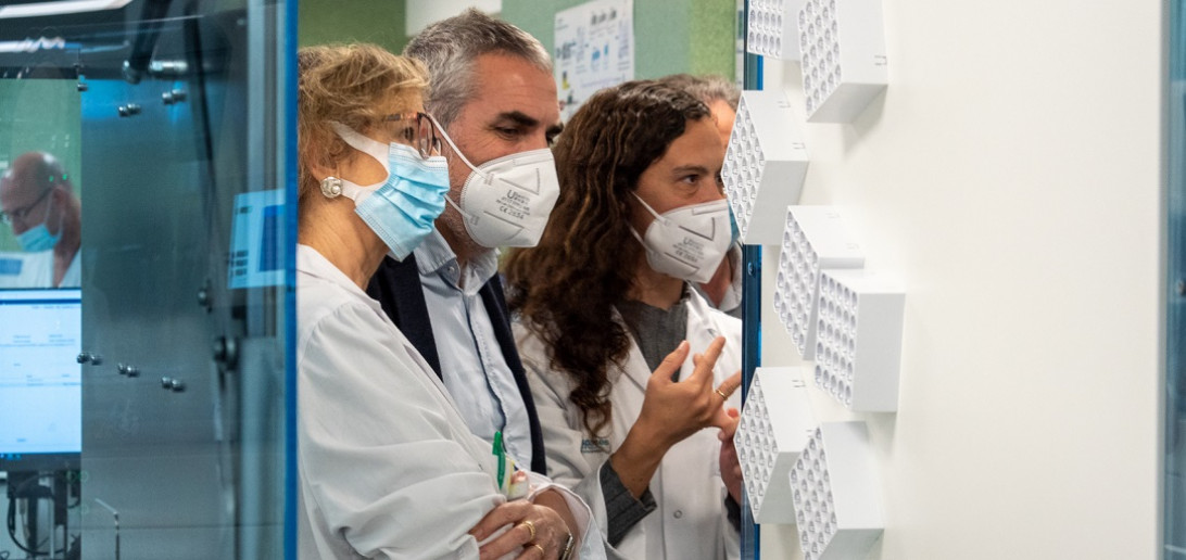 Esta imagen ilustra que: Más de la mitad de las muestras que recibe el laboratorio de Análisis Clínicos proviene de los centros de Atención Primaria