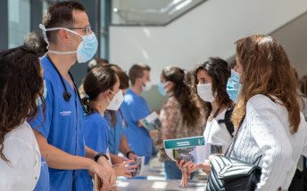 Una cincuentena de estudiantes asisten a Son Espases a una jornada de puertas abiertas para futuros residentes