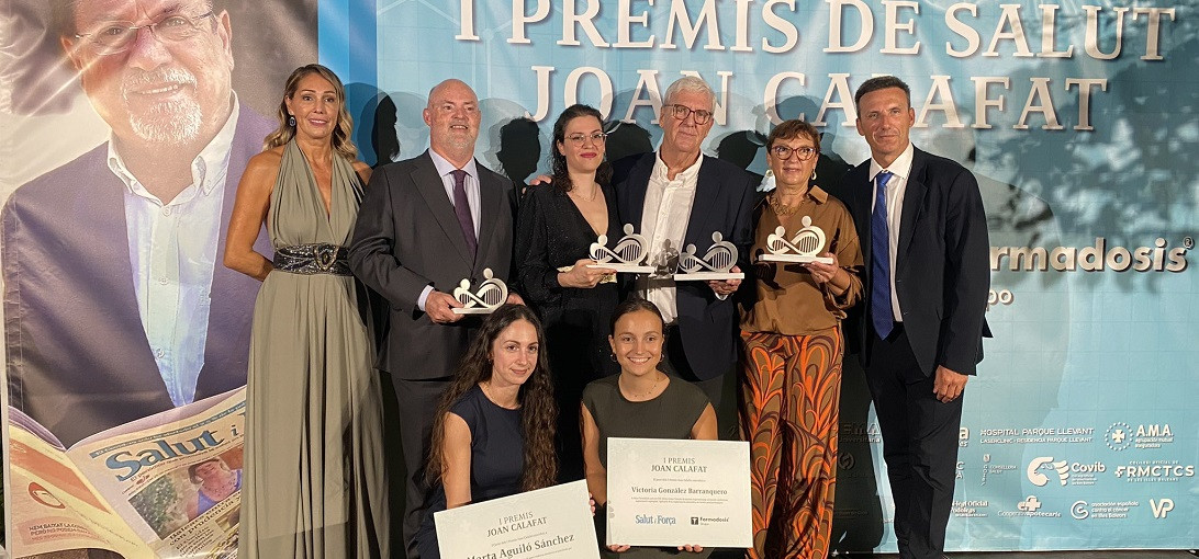 Esta imagen ilustra que: El doctor Julio Velasco y la enfermera Cati Homar, galardonados en la primera edición de los Premios Joan Calafat