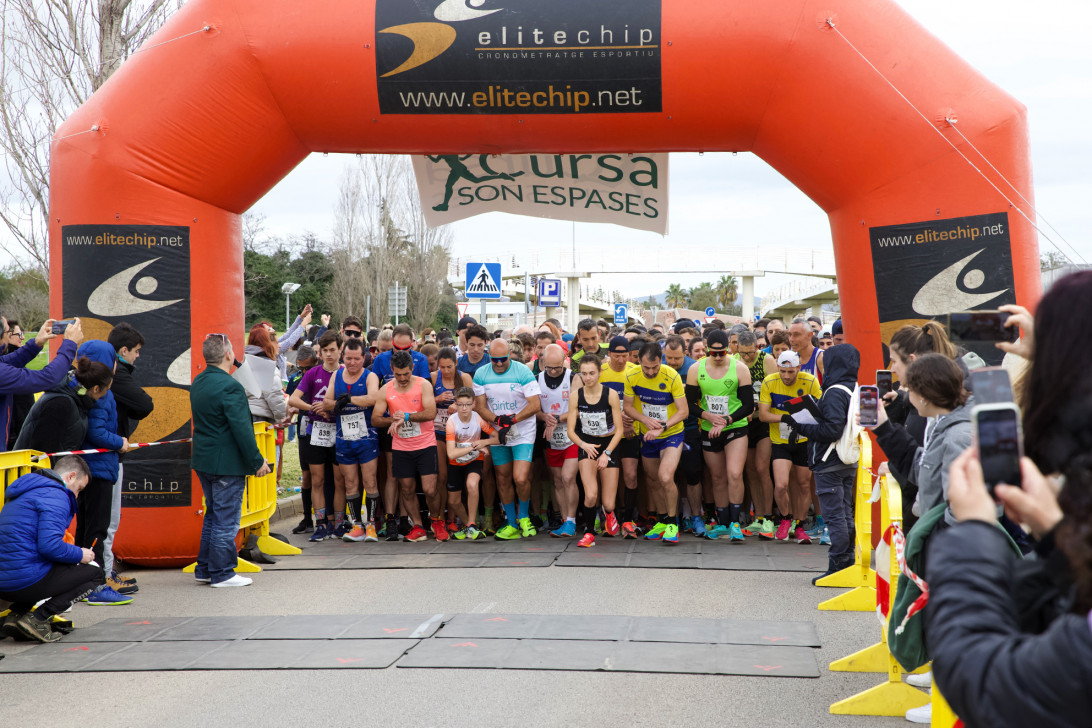 Esta imagen ilustra que: 657 corredors participen a la VII Cursa Son Espases