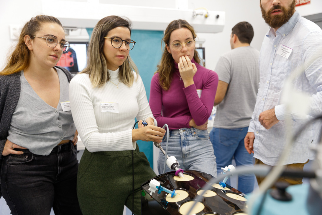 Esta imagen ilustra que: Semana de simulación de cirugía laparoscópica para todos los residentes de Mallorca