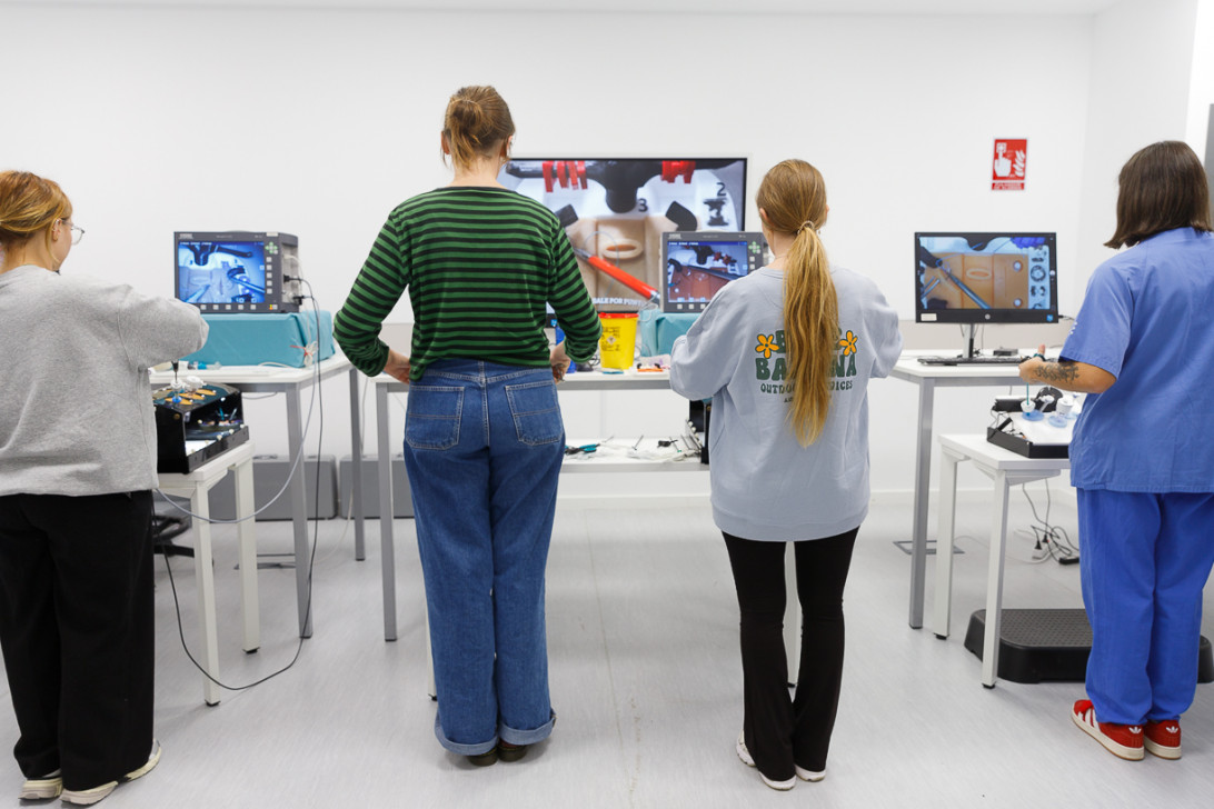 Esta imagen ilustra que: Semana de simulación de cirugía laparoscópica para todos los residentes de Mallorca