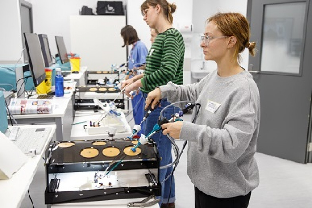 Esta imagen ilustra que: Semana de simulación de cirugía laparoscópica para todos los residentes de Mallorca