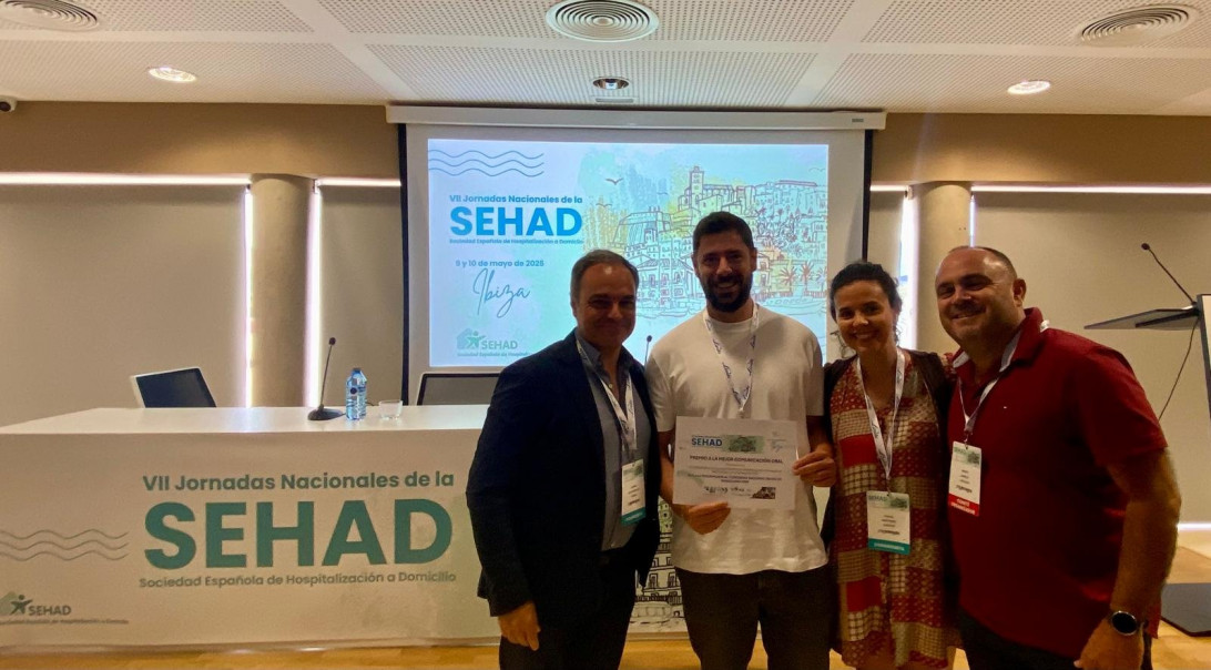 Esta imagen ilustra que: El Dr. Javier Asensio, galardonado en las VII Jornadas Nacionales de la Sociedad Española de Hospitalización a Domicilio