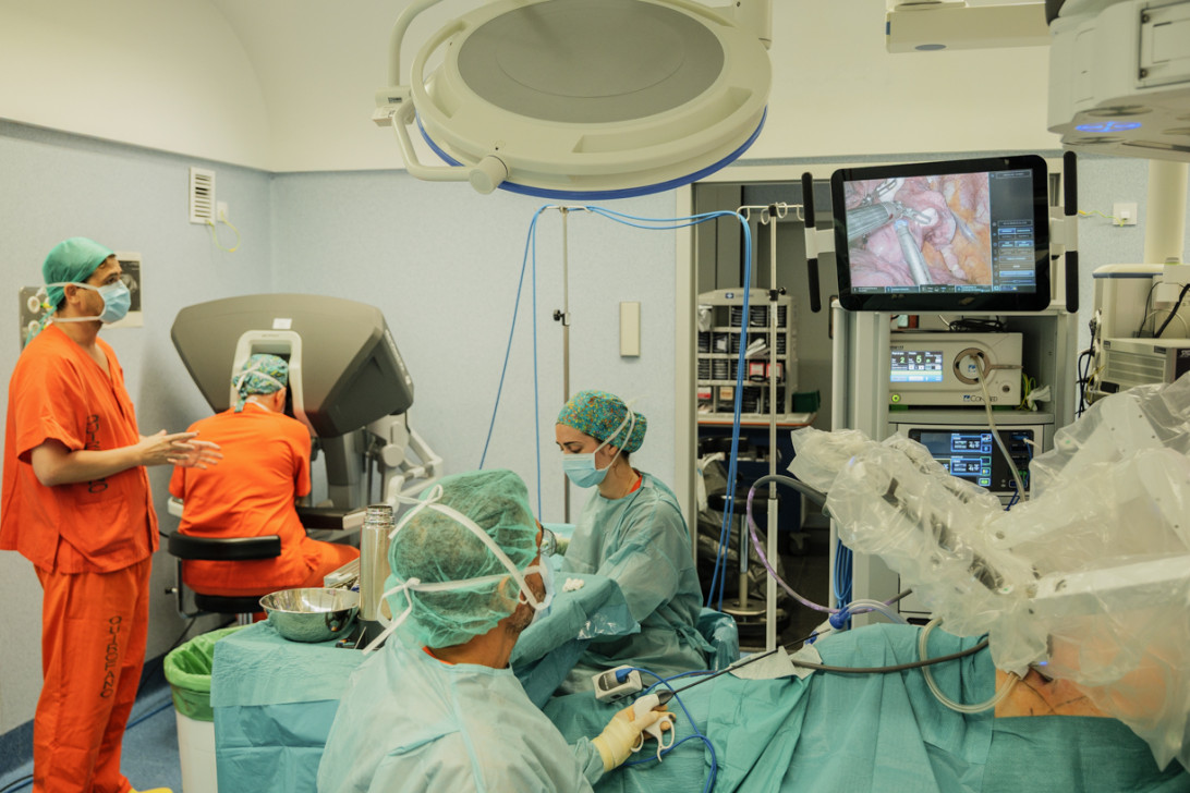 Esta imagen ilustra que: Son Espases fa les primeres cirurgies toràciques robòtiques a la sanitat pública balear