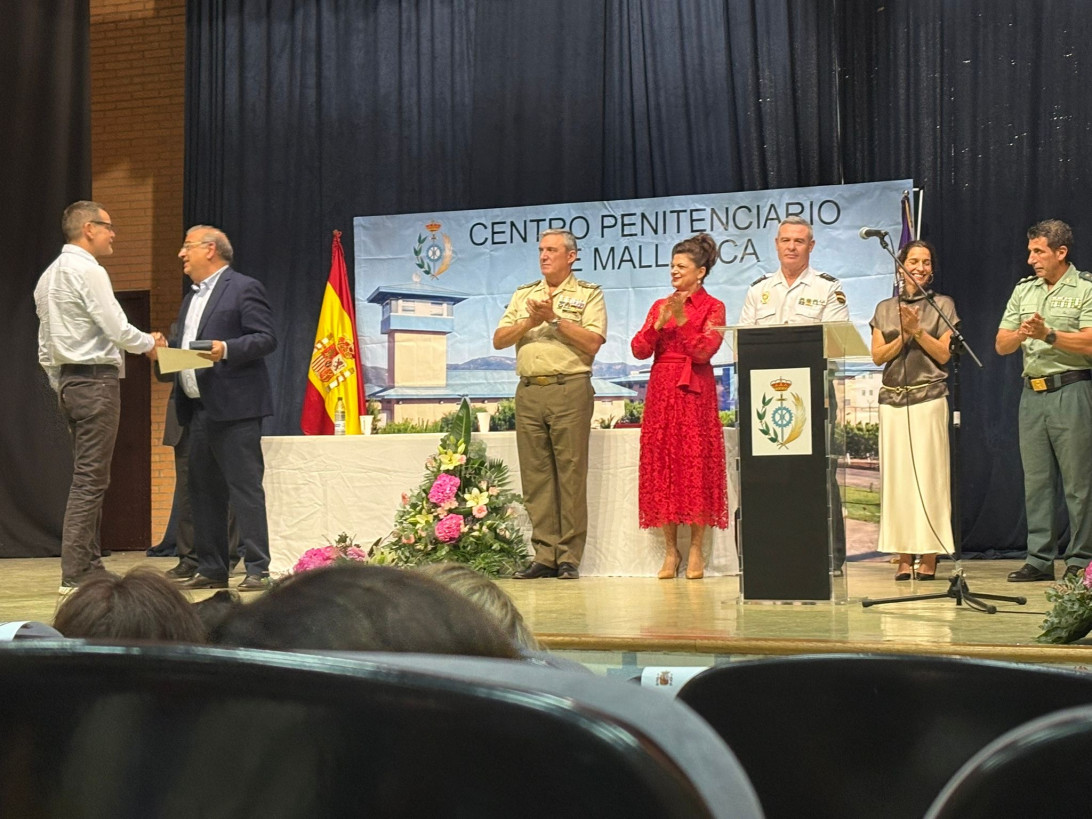Esta imagen ilustra que: Reconocimiento a la labor de Rainer Oberguggenberger en la atención psiquiátrica en centros penitenciarios