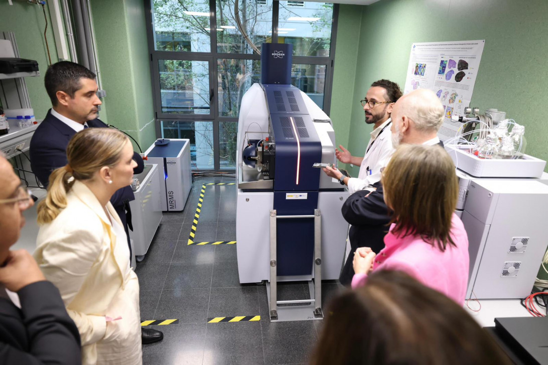 Esta imagen ilustra que: Son Espases dispone del único espectrómetro de masas  de ultraalta resolución por resonancia magnética de España