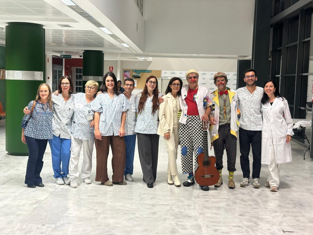 Esta imagen ilustra que: La Escuela de Atopía de este año reúne a familias y profesionales para abordar la dermatitis atópica infantil