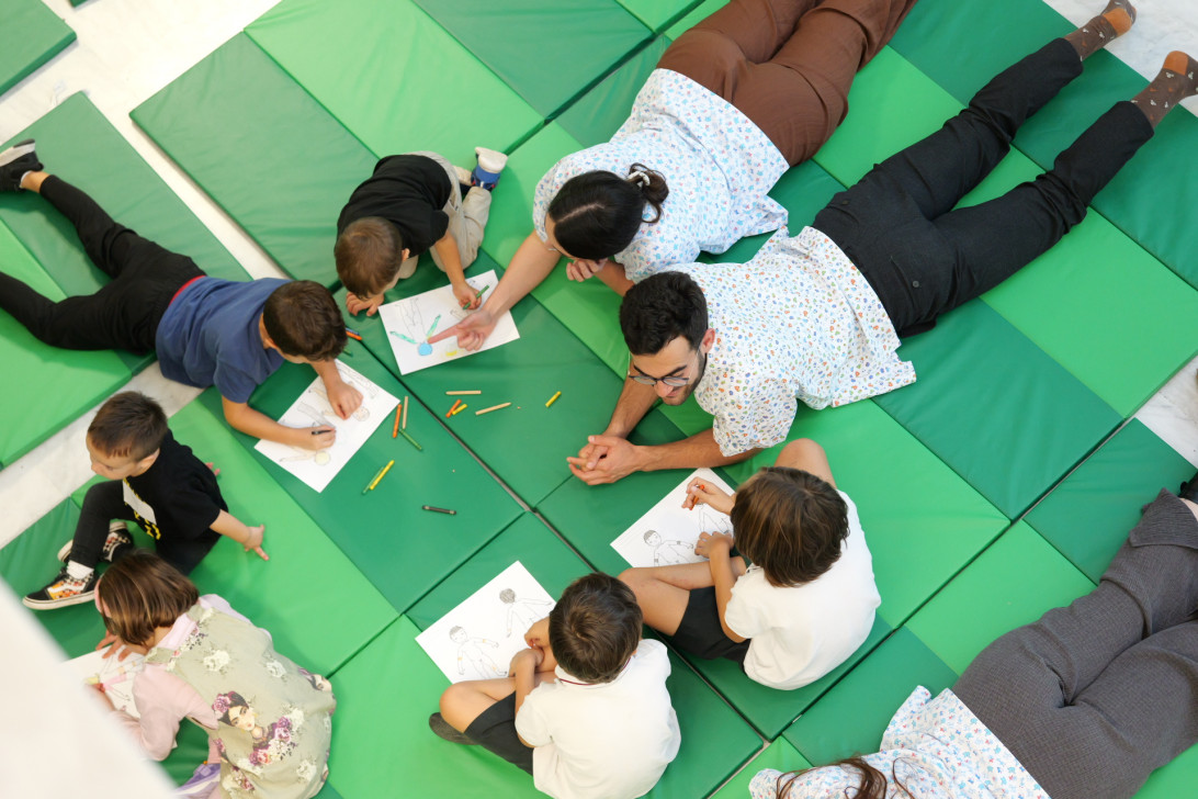 Esta imagen ilustra que: La Escuela de Atopía de este año reúne a familias y profesionales para abordar la dermatitis atópica infantil