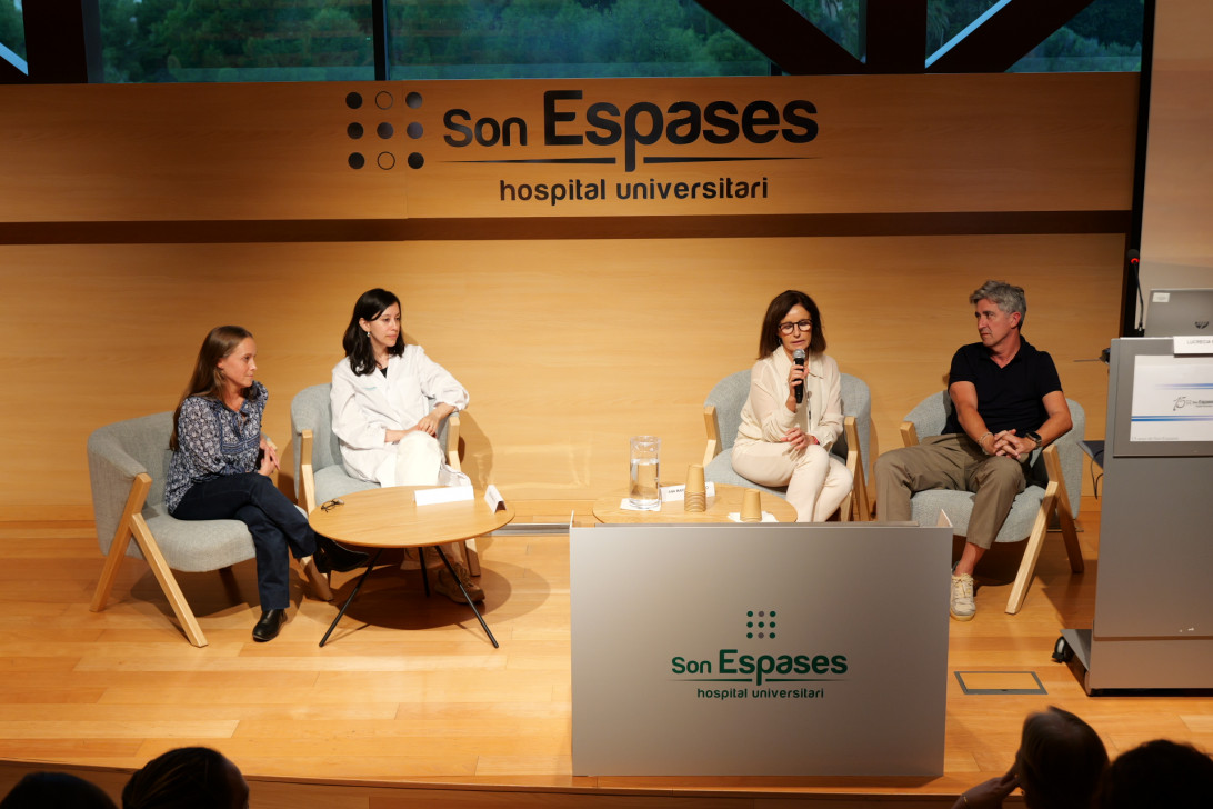 Esta imagen ilustra que: La Escuela de Atopía de este año reúne a familias y profesionales para abordar la dermatitis atópica infantil