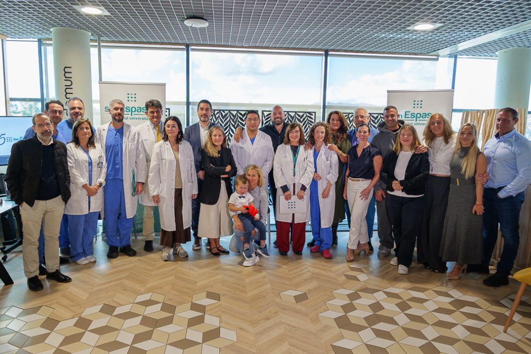 Esta imagen ilustra que: Un pacient de la UCI dona un equip ECMO a l’Hospital Son Espases després de sobreviure a una greu pneumònia per COVID-19