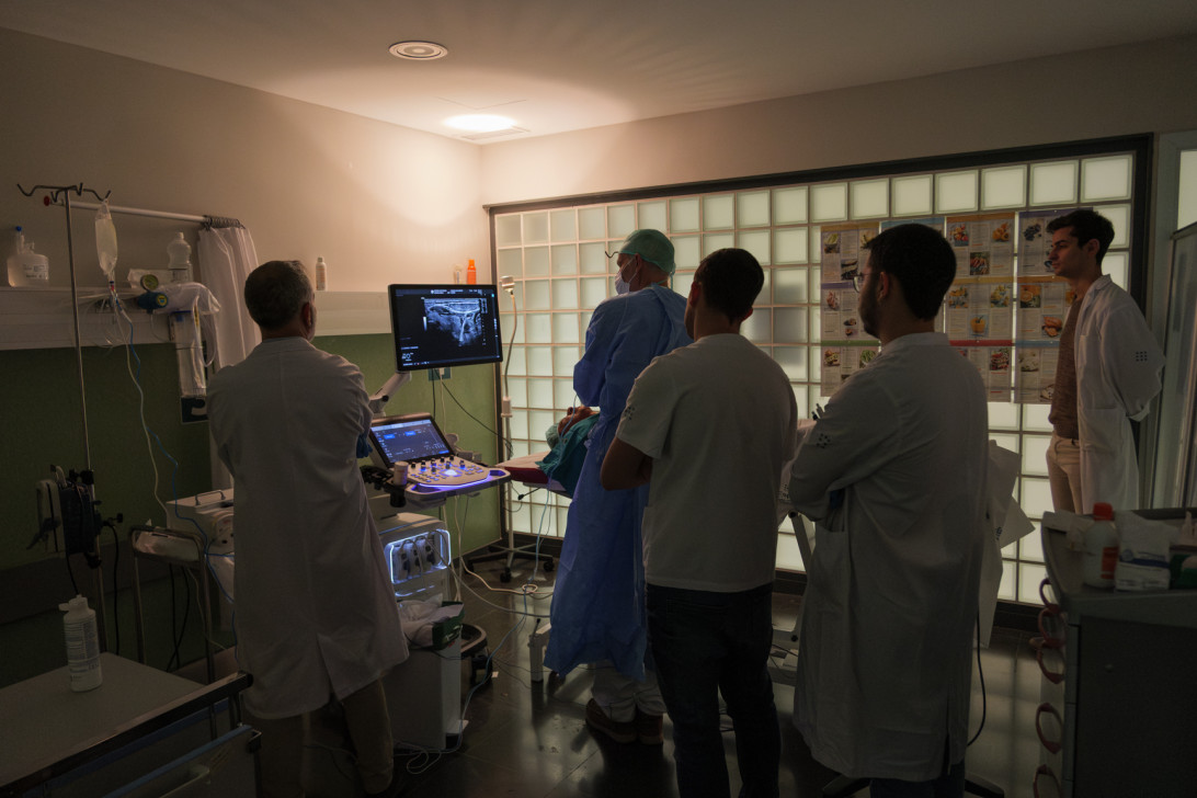 Esta imagen ilustra que: Son Espases, pioner en “cremar” tumors tiroïdals amb termoablació, la tècnica mínimament invasiva que revoluciona el tractament del càncer de tiroide